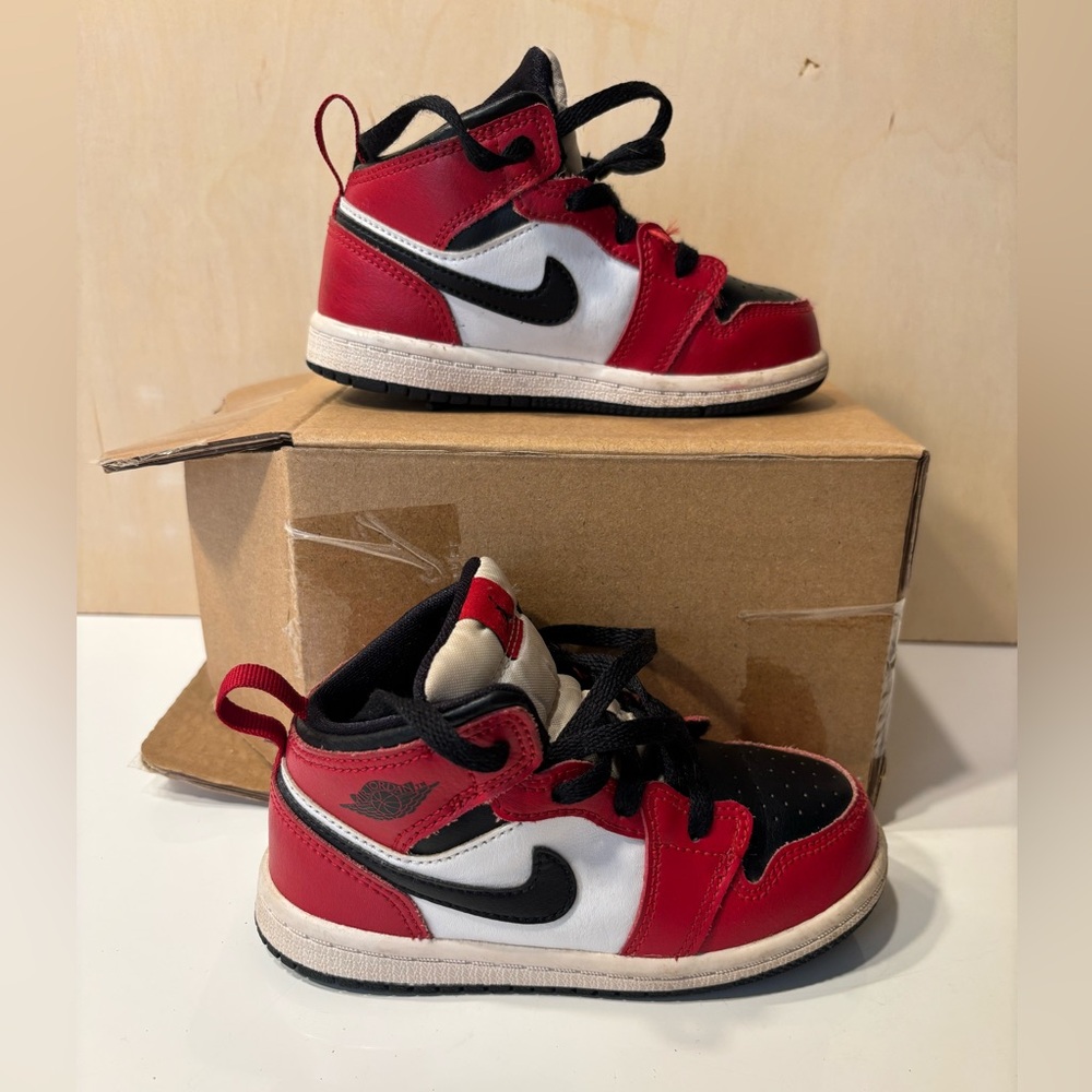 JORDAN 1 MID TD 'CHICAGO BLACK TOE' Size 8C